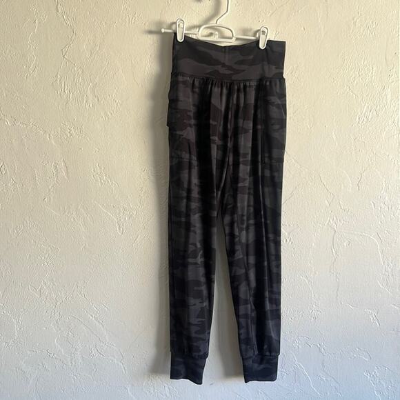 Athleta Pants - Athleta Salutation Camo Joggers.  Size XS